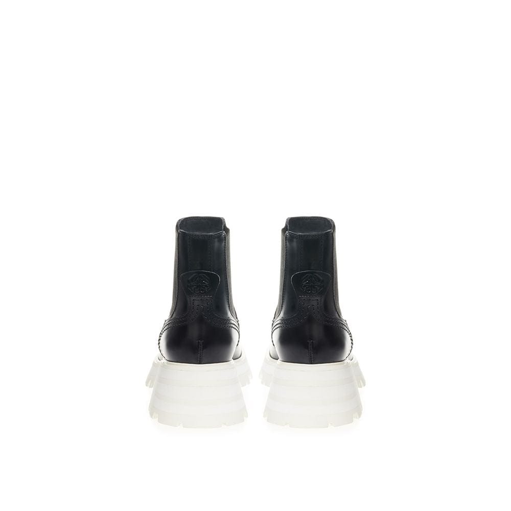 Elegant Leather Boots in Timeless Black